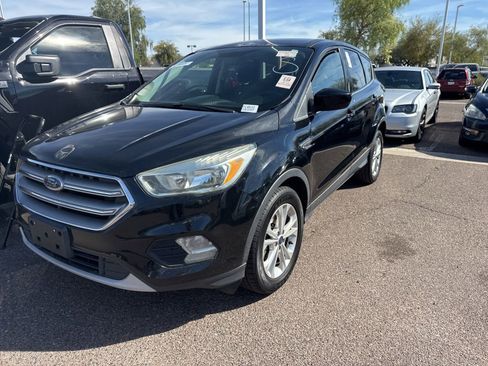 Used 2017 Ford Escape SE image 2