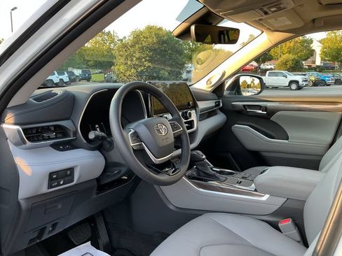 Used 2023 Toyota Highlander Limited FWD image 16