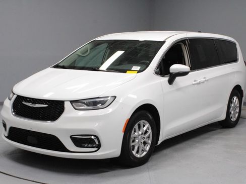 Used 2023 Chrysler Pacifica Touring-L FWD image 7