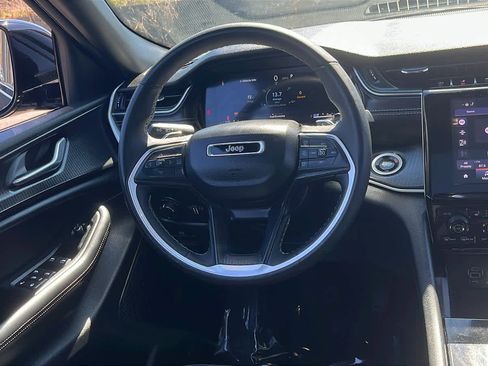 Used 2025 Jeep Grand Cherokee Altitude image 28