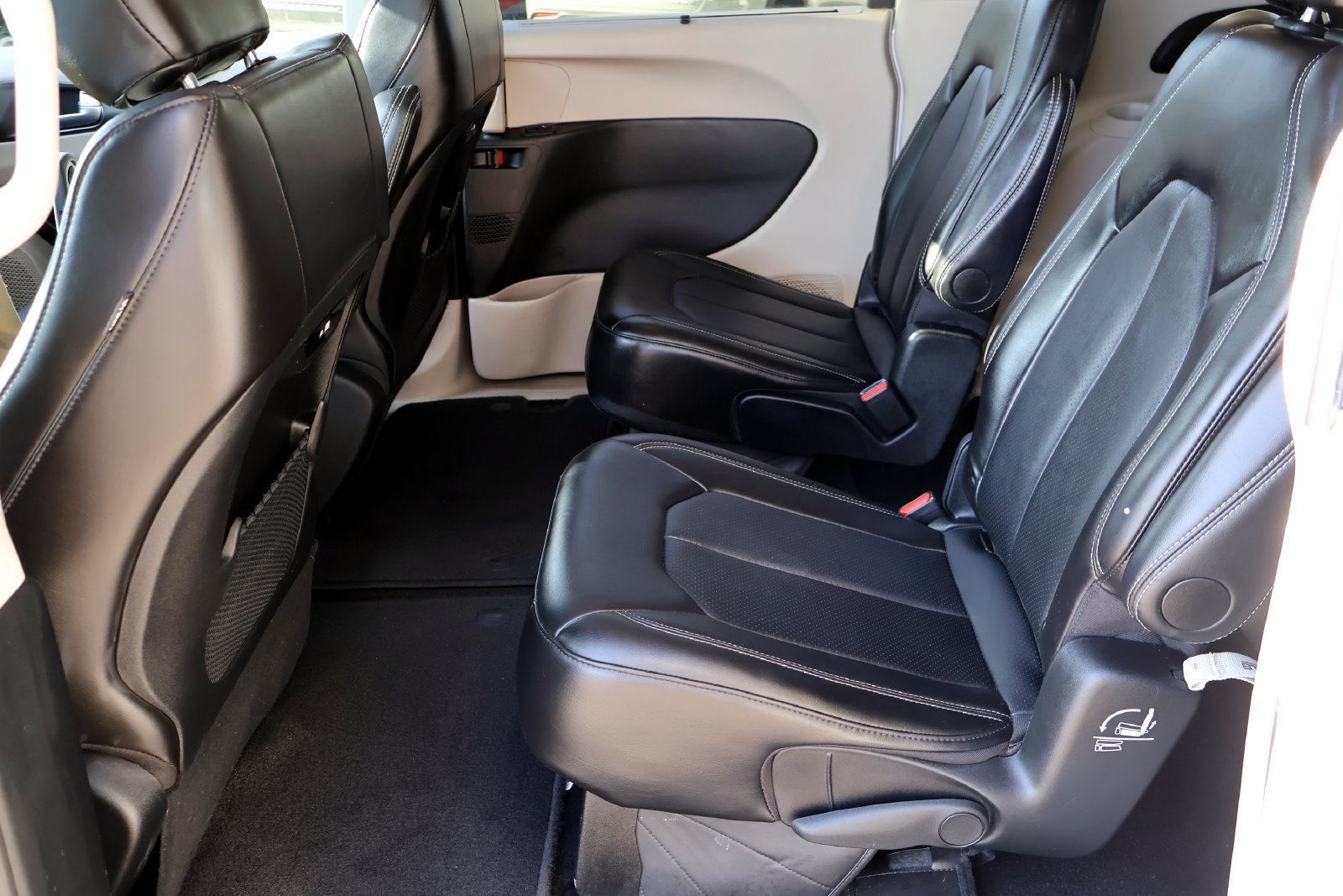 Used 2024 Chrysler Pacifica Touring-L FWD image 13