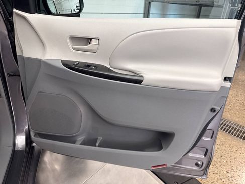 Used 2011 Toyota Sienna LE FWD image 22