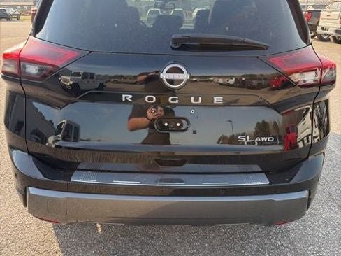 Used 2025 Nissan Rogue SL w/ Tech Package image 13