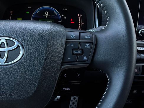 Used 2025 Toyota Camry SE FWD image 32