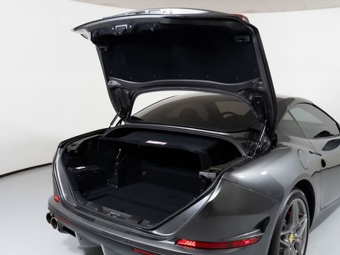 Used 2015 Ferrari California T RWD image 16