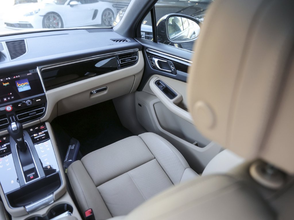 Certified 2026 Porsche Macan AWD/4WD image 34