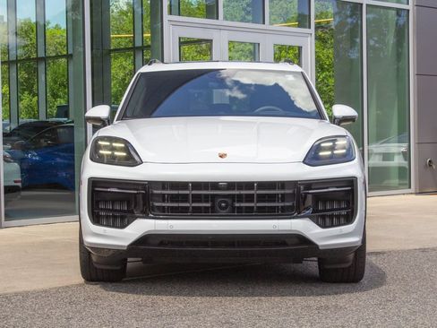 Used 2025 Porsche Cayenne GTS AWD/4WD image 2