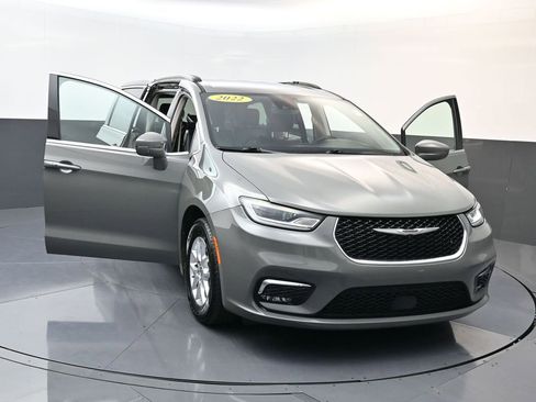 Used 2022 Chrysler Pacifica Touring-L image 35