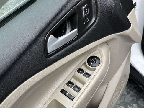 Used 2016 Ford Escape SE w/ SE Chrome Package FWD image 8