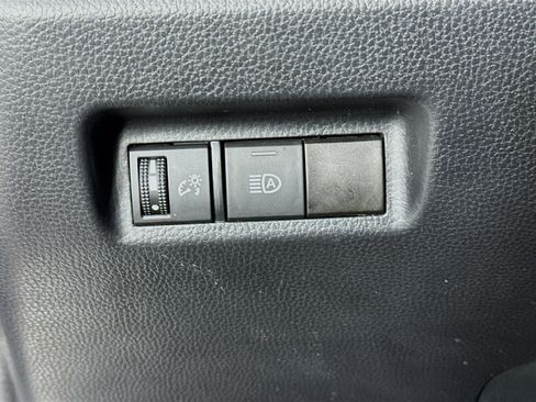 Used 2021 Toyota RAV4 LE AWD/4WD image 10