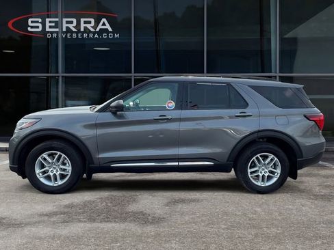 Used 2025 Ford Explorer Active AWD/4WD image 2