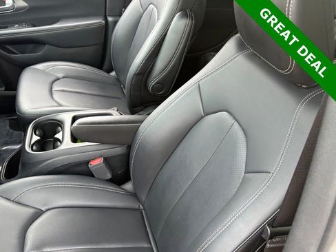 Used 2025 Chrysler Pacifica Select image 31