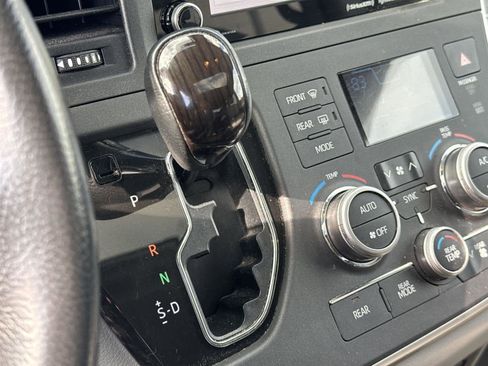 Used 2020 Toyota Sienna XLE image 25