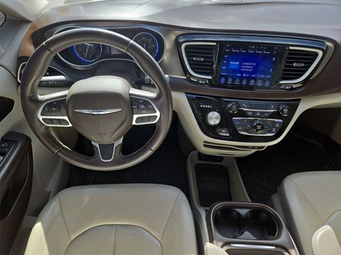 Used 2017 Chrysler Pacifica Touring-L image 14