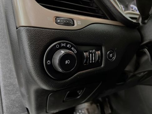 Used 2015 Jeep Cherokee Latitude w/ Comfort/Convenience Group image 20