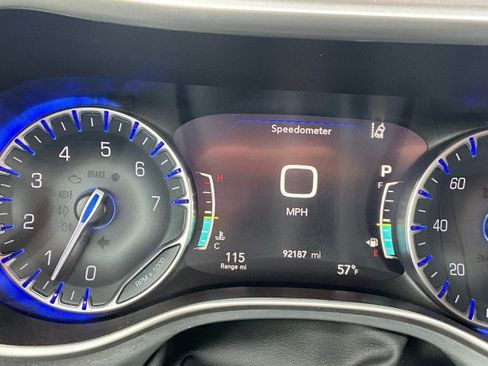 Used 2023 Chrysler Pacifica Touring FWD image 11