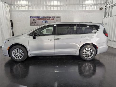 New 2026 Chrysler Pacifica Limited w/ Trailer Tow Group image 31