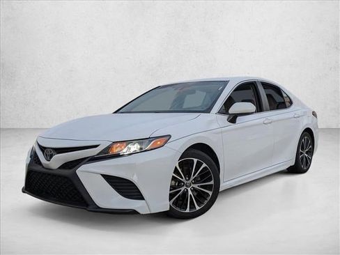 Used 2018 Toyota Camry SE image 1