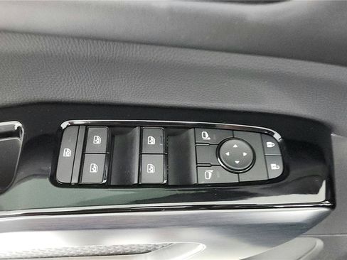 Used 2025 Nissan Pathfinder SL FWD image 17
