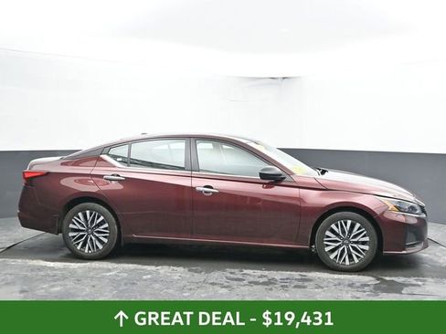 Used 2025 Nissan Altima 2.5 SV image 13