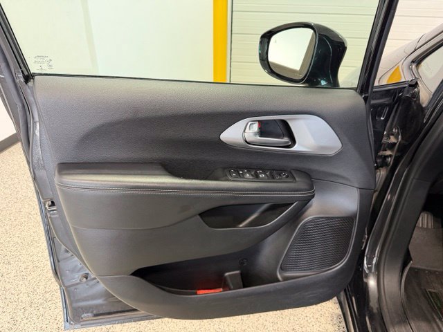 Used 2018 Chrysler Pacifica Touring-L w/ Premium Audio Group FWD image 8