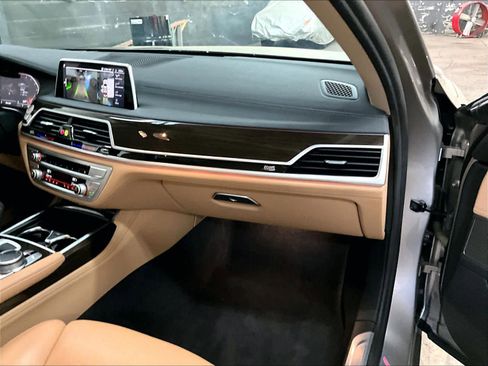 Used 2022 BMW 740i w/ Premium Package image 18