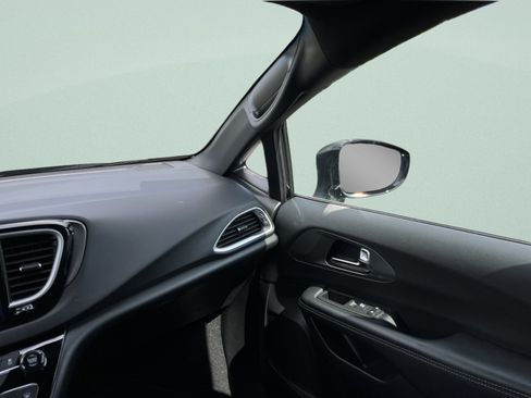 Used 2025 Chrysler Pacifica Select FWD image 27