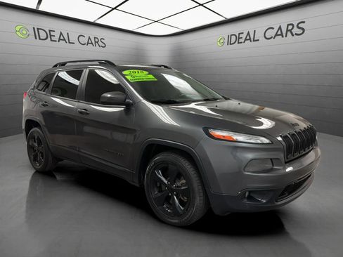 Used 2018 Jeep Cherokee Latitude w/ Altitude Package FWD image 3