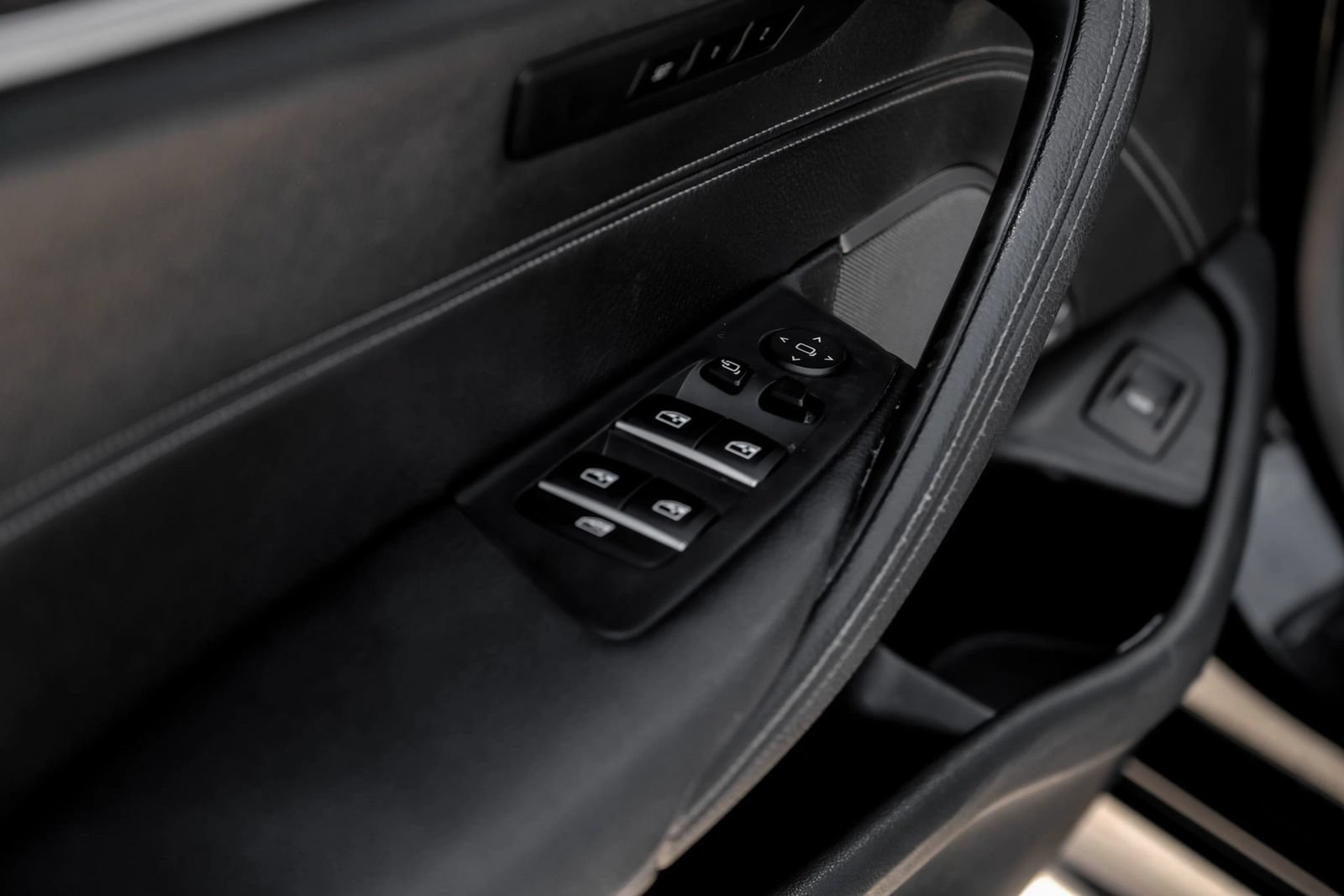 Used 2020 BMW M550i xDrive AWD/4WD image 47