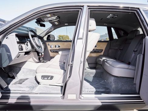 Used 2025 Rolls-Royce Phantom Sedan image 33