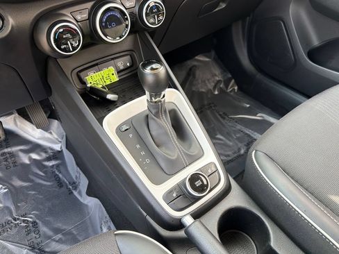 Used 2025 Hyundai Venue Limited FWD image 26