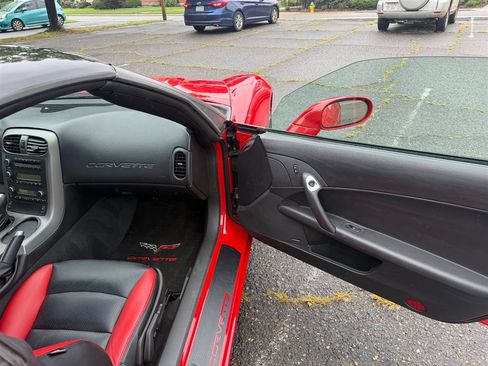 Used 2007 Chevrolet Corvette Coupe w/ Preferred Equipment Group RWD image 16