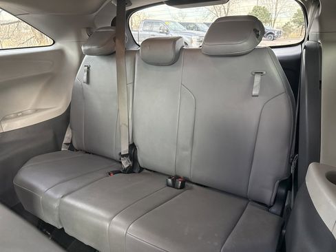 Used 2021 Toyota Sienna XLE image 23