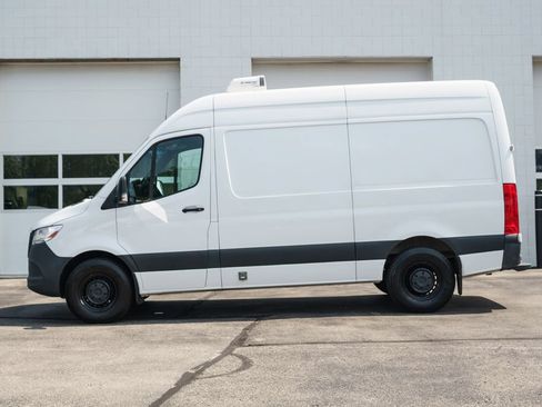 Used 2023 Mercedes-Benz Sprinter 2500 image 2