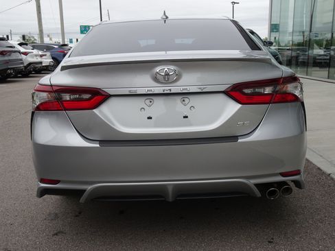 Used 2021 Toyota Camry SE w/ Convenience Package FWD image 4