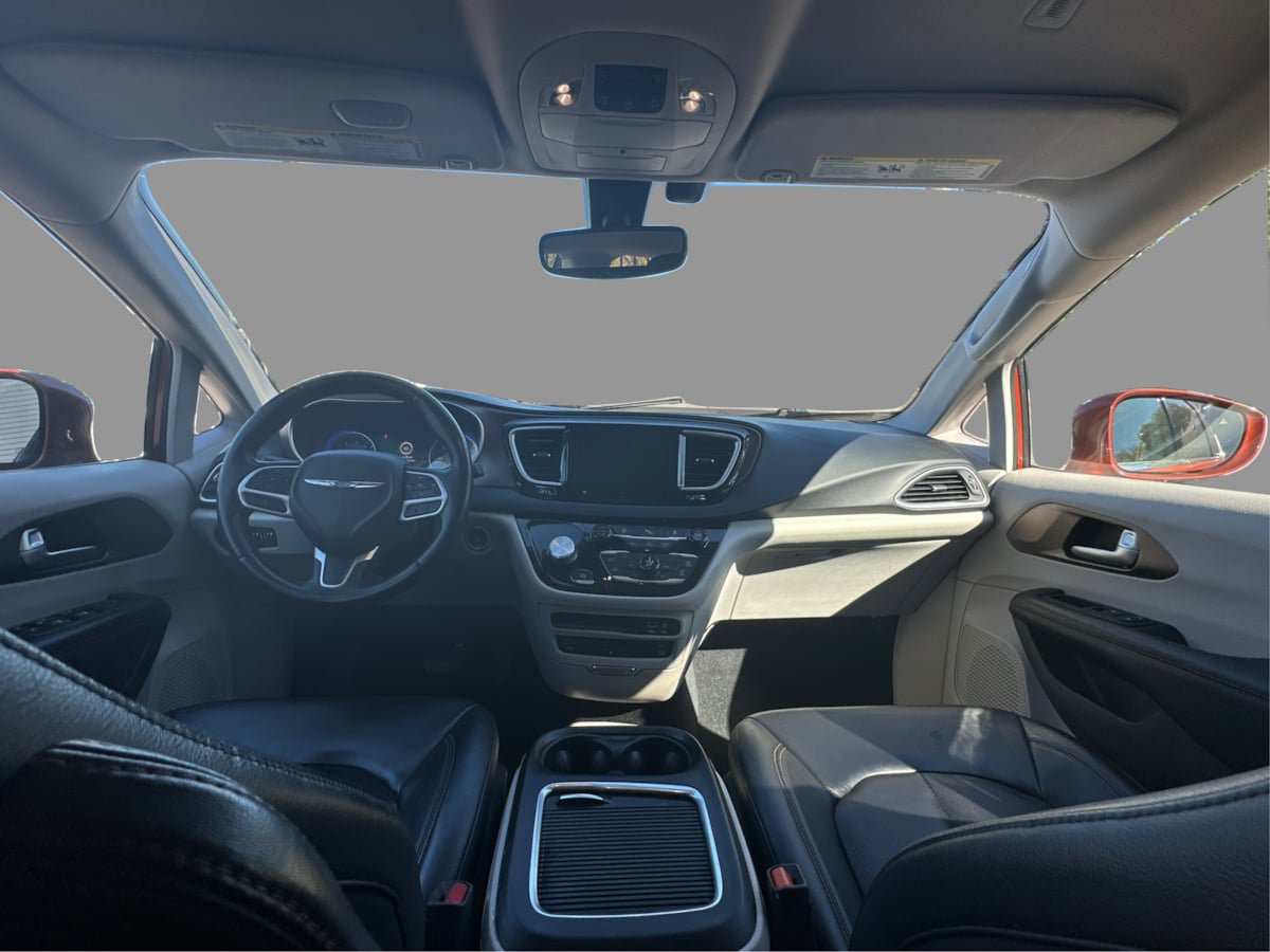 Used 2018 Chrysler Pacifica Touring-L Plus FWD image 17