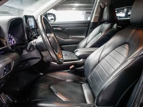 Certified 2022 Toyota Highlander XLE image 19