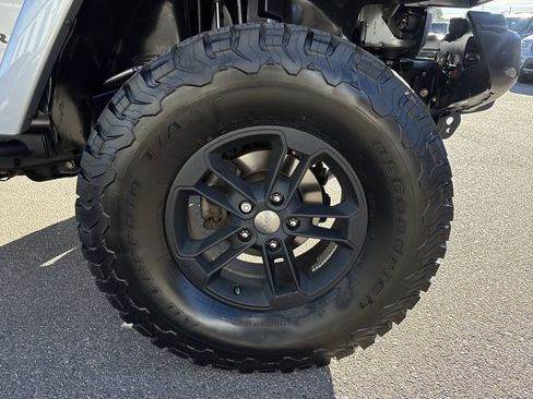 Used 2017 Jeep Wrangler Unlimited Sahara image 26