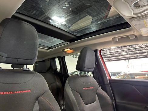 Used 2019 Jeep Renegade Trailhawk image 22