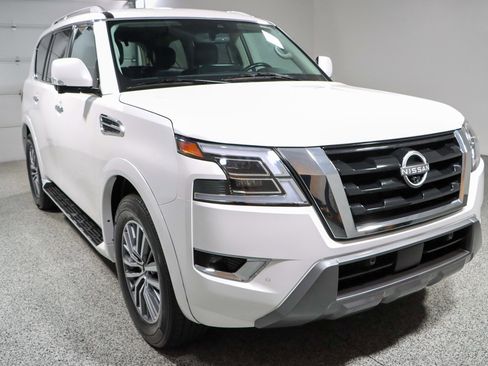 Used 2024 Nissan Armada SL w/ Captain's Chairs Package image 5