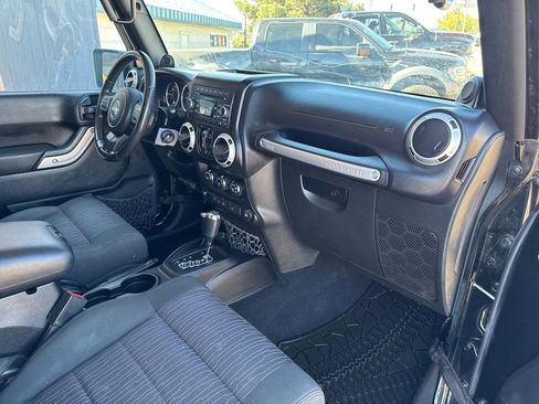 Used 2012 Jeep Wrangler Unlimited Rubicon w/ Connectivity Group image 20