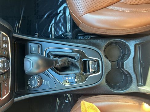 Certified 2019 Jeep Cherokee Overland image 32