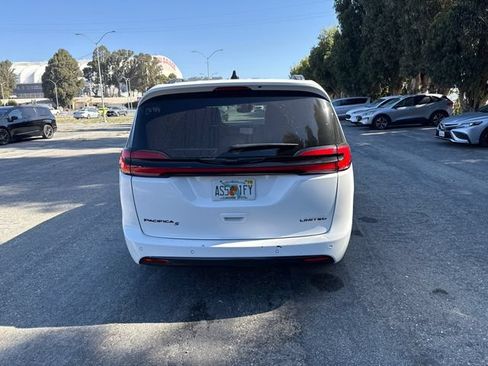 Used 2025 Chrysler Pacifica Limited FWD image 6