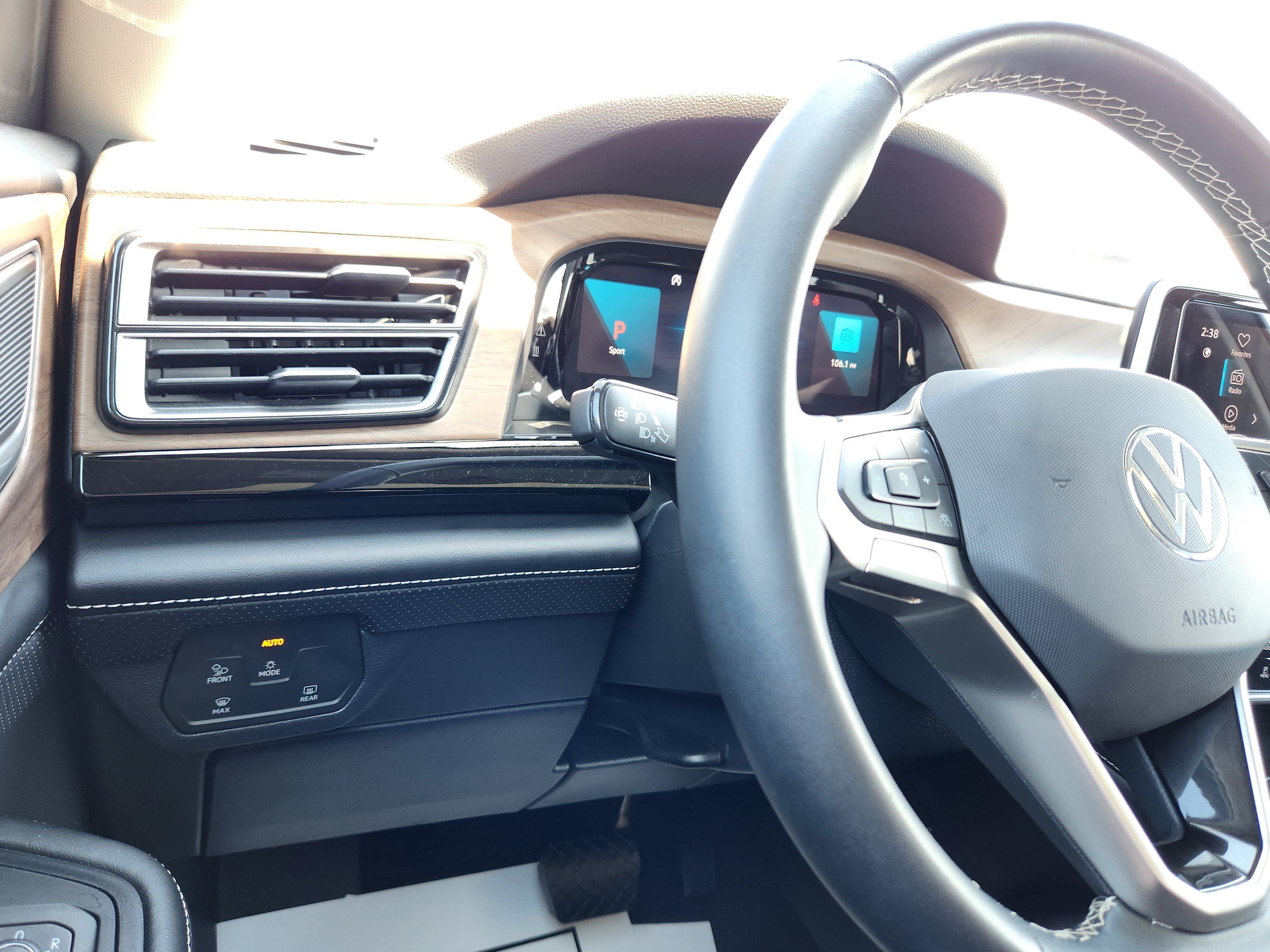 Used 2024 Volkswagen Atlas SE w/ Panoramic Sunroof Package FWD image 24