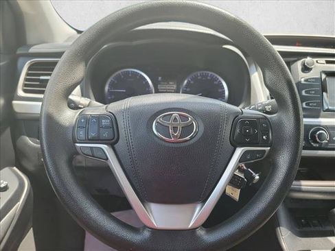Used 2019 Toyota Highlander LE FWD image 20