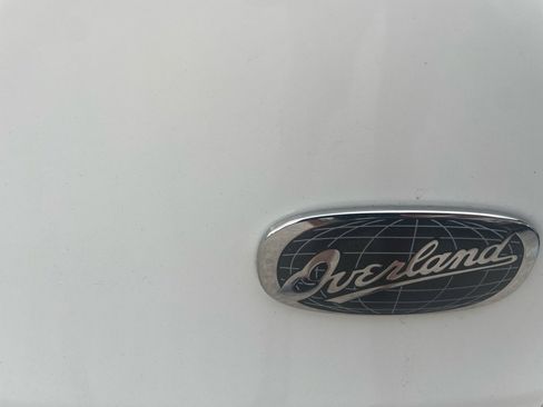 Used 2017 Jeep Cherokee Overland FWD image 9