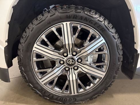 Used 2025 Toyota Sequoia Capstone AWD/4WD image 46