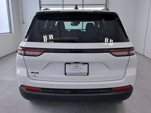 Used 2022 Jeep Grand Cherokee Altitude AWD/4WD image 6
