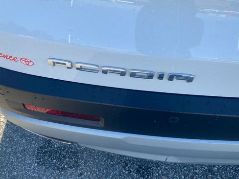 Used 2023 GMC Acadia SLE image 12