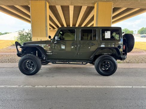 Used 2015 Jeep Wrangler Unlimited Sahara w/ Connectivity Group AWD/4WD image 6